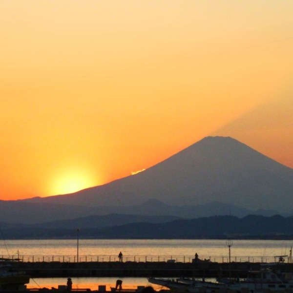 夕暮れの富士山と片瀬漁港
