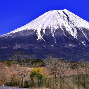 間近に迫る厳冬期の富士山