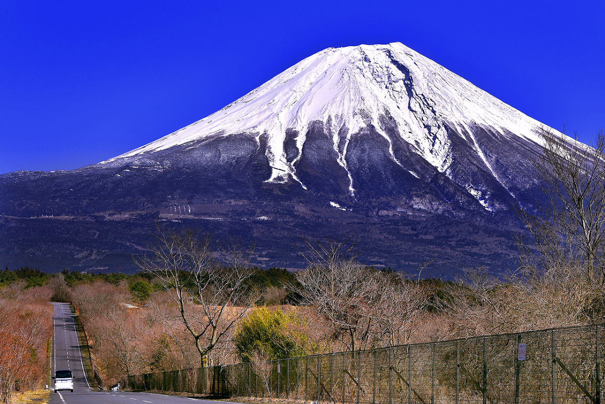 間近に迫る厳冬期の富士山