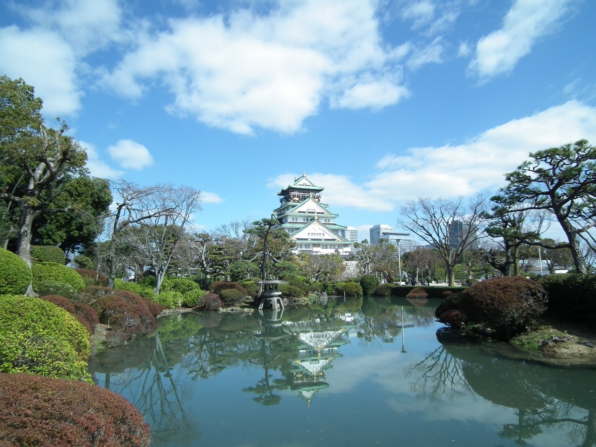 水面の大阪城