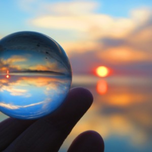 水晶の中に夕陽と静かな世界